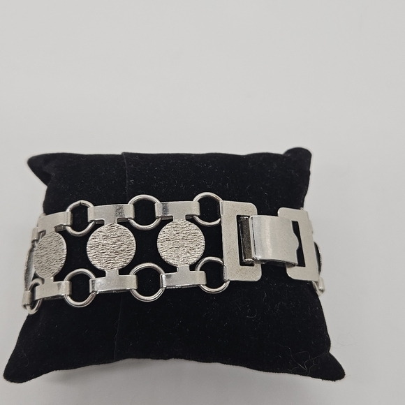Sarah Coventry silver tone textured circle chain bracelet - Picture 4 of 4